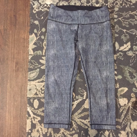 lululemon athletica Pants - Lululemon crops, sz 6